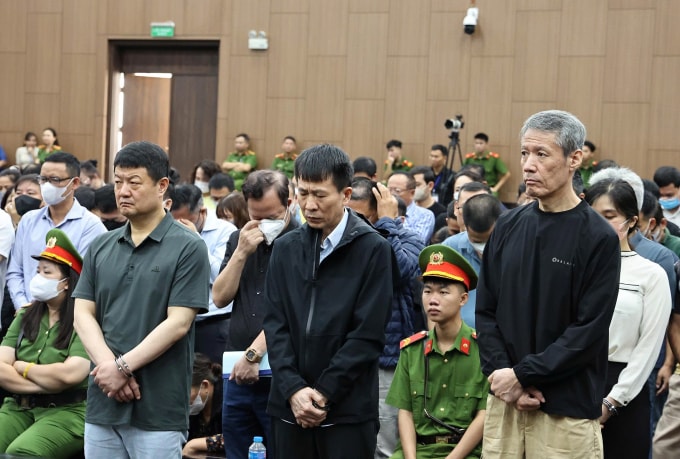 Từ trài qua: Cho Choo Keun, Phan Trường Giang và Choi Jin Bok, ba người bị truy tố tội Tổ chức đánh bạc. Ảnh: Danh Lam