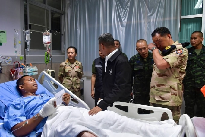 Thủ tướng Thái Lan Anutin Charnvirakul cùng quan chức tới thăm các binh sĩ bị thương do nổ mìn ở biên giới hôm 11/11. Ảnh: Khaosod