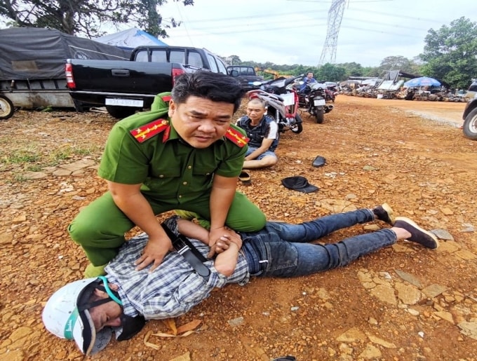 Cảnh sát quật ngã nhóm trộm trên quốc lộ 14. Ảnh: Thái Hà