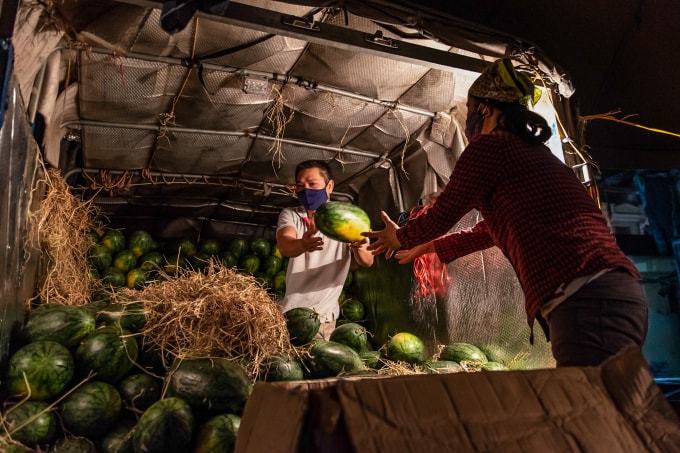 Một hộ kinh doanh hoa quả trong chợ Long Biên Hà Nội năm 2020. Ảnh: Thanh Huế