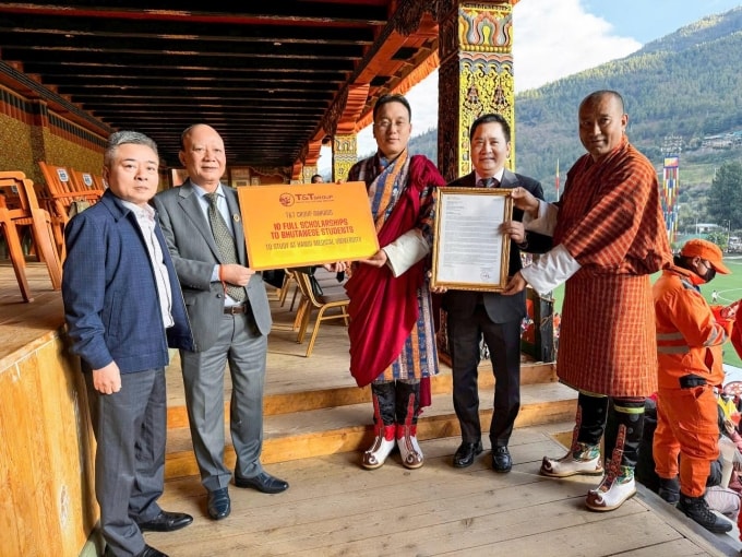 Lãnh đạo T&T Group trao 10 suất học bổng toàn phần cho sinh viên Bhutan theo học tại Đại học Y Hà Nội. Ảnh: T&T Group
