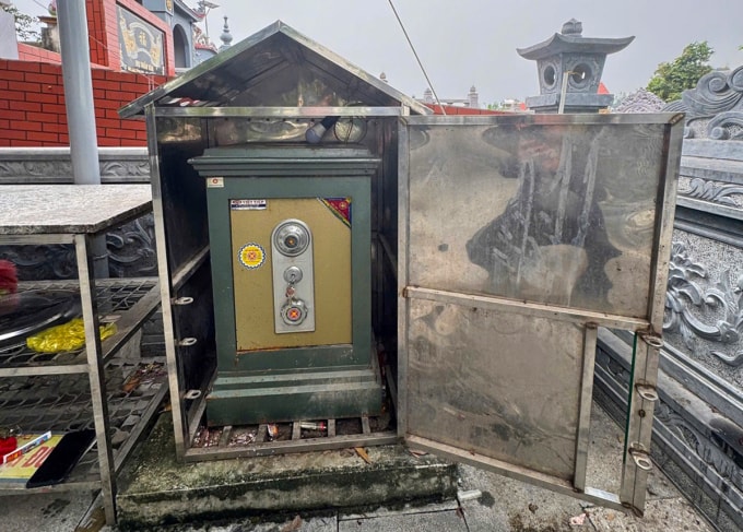 Két sắt đựng tiền công đức của một ngôi chùa bị hai đạo chích phá hỏng. Ảnh: Công an cung cấp