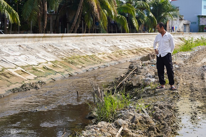Anh Huỳnh Văn Tú, sống cạnh khu vực mương có nước rỉ rác chảy qua cho biết đã hơn 3 năm chịu đừng mùi hôi thối. Ảnh: Bùi Toàn