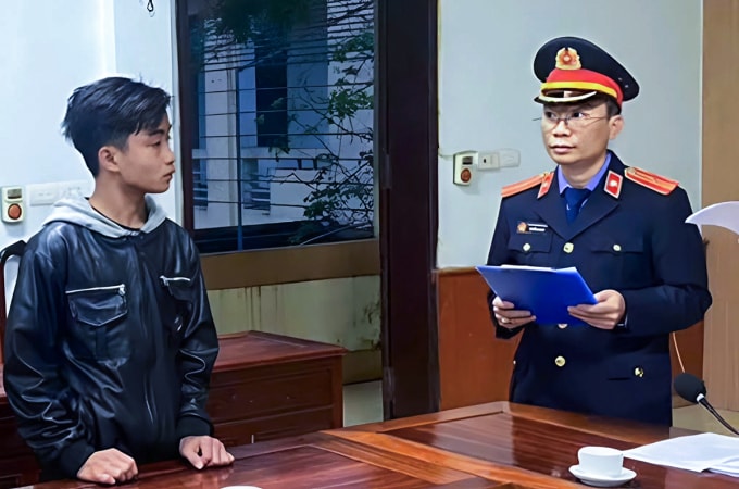 Lê Văn Phương (góc trái), nghe cơ quan điều tra đọc lệnh khởi tố. Ảnh: Báo Hà Tĩnh