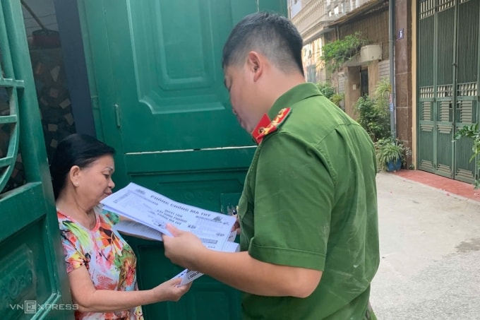 Công an phường Ngô Quyền đến nhà dân tuyên truyền ma túy. Ảnh: Lê Tân