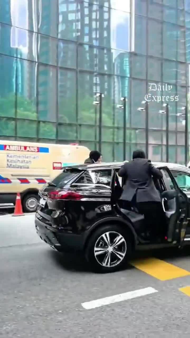 Nữ cảnh vệ Malaysia gây sốt với màn bám cửa ôtô