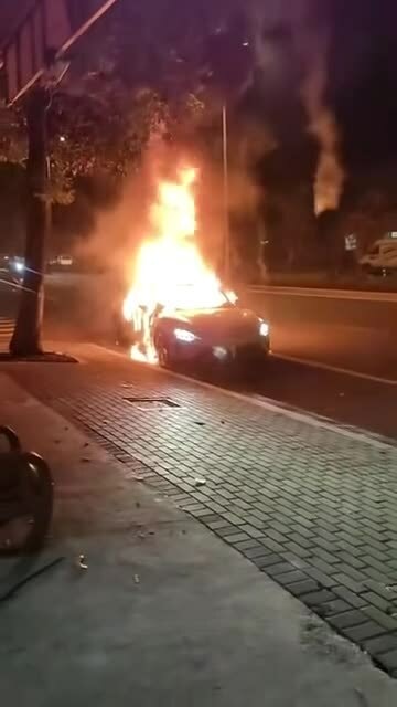 Xe điện Xiaomi bốc cháy khi vừa dỡ xuống từ xe kéo