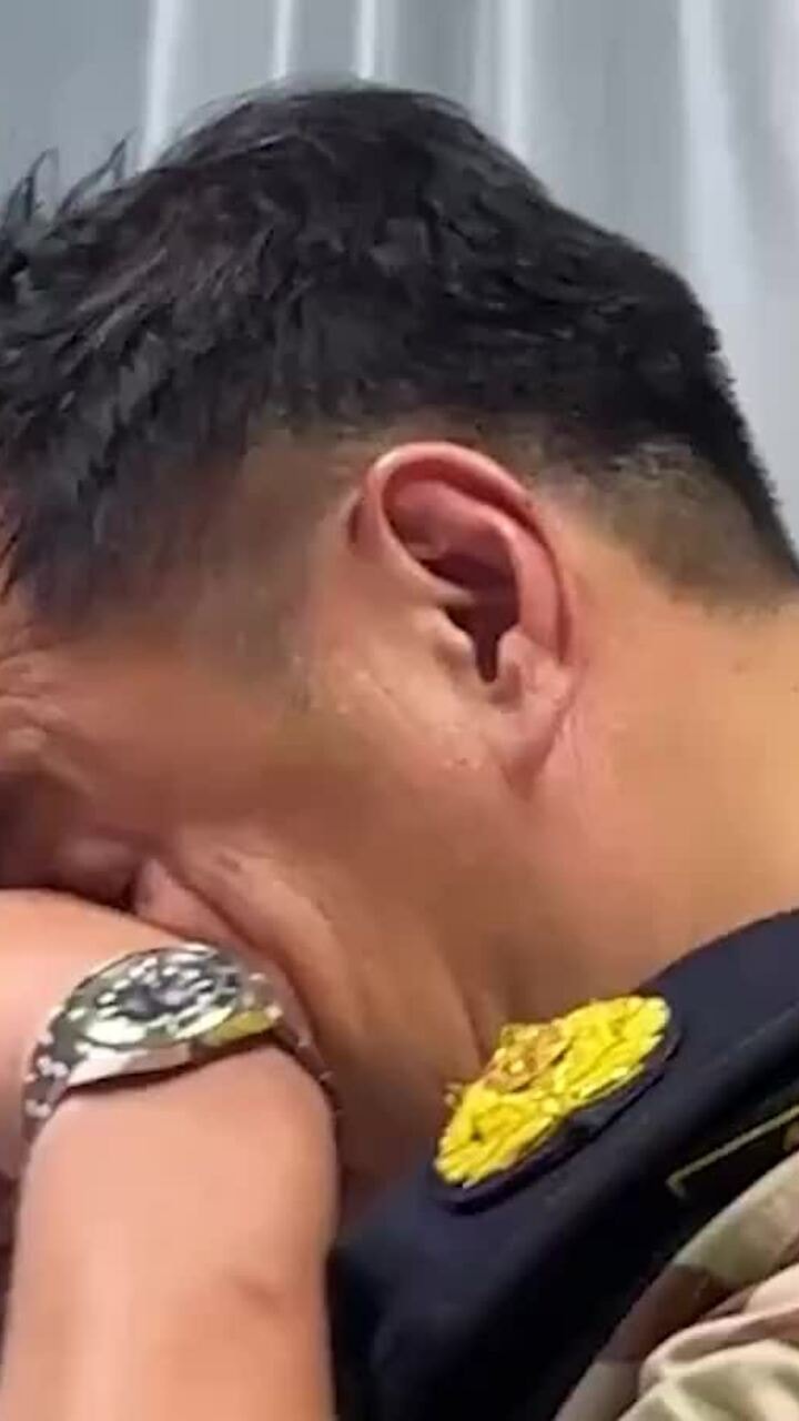 Thủ tướng Thái Lan bật khóc khi thăm binh sĩ bị thương vì nổ mìn