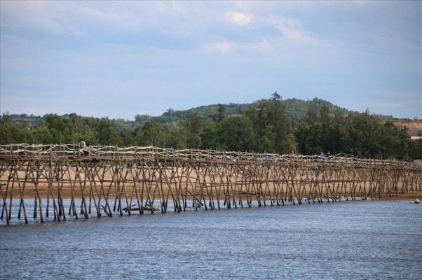 Cầu Ông Cọp - cây cầu gỗ dài nhất Việt Nam sập hoàn toàn sau bão lũ - Ảnh 1.