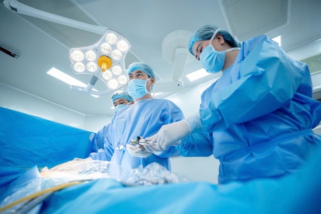 Phẫu thuật nội soi cho bệnh nhân bị thoát vị vết mổ vùng thắt lưng hiếm gặp - Ảnh 1.