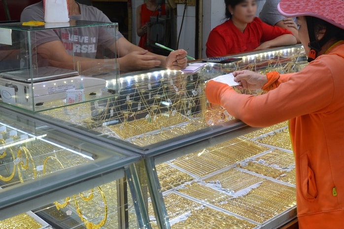 Giá vàng hôm nay 12-11: Đảo chiều lao xuống - Ảnh 1.