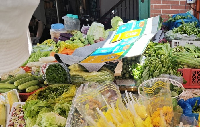 Bà nội trợ lo lắng vì giá rau củ tăng cao chóng mặt tại TP HCM - Ảnh 1. Bà nội trợ lo lắng vì giá rau củ tăng cao chóng mặt tại TP HCM - Ảnh 1.