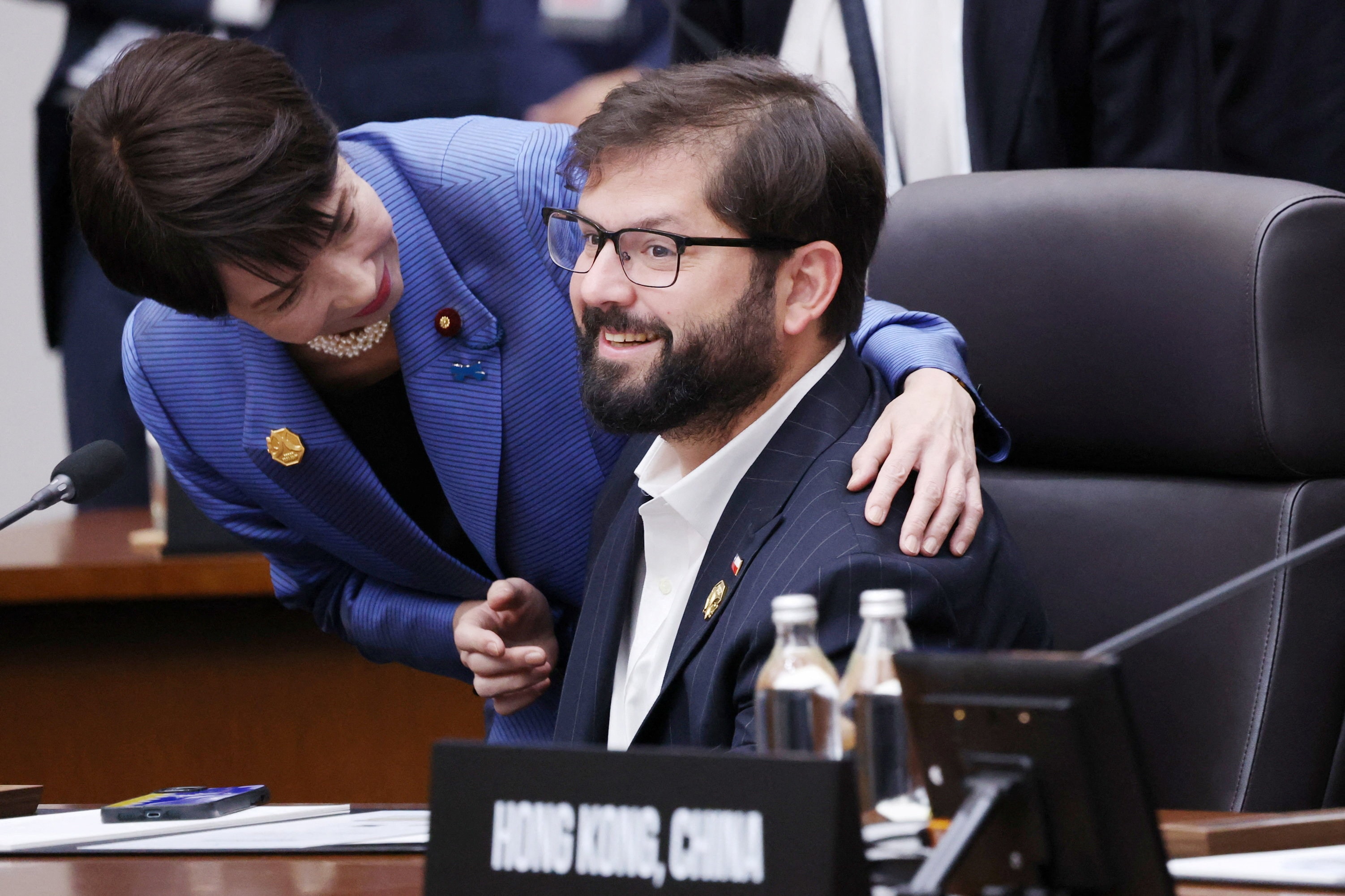 Thủ tướng Nhật Bản Sanae Takaichi nói chuyện với Tổng thống Chile Gabriel Boric.