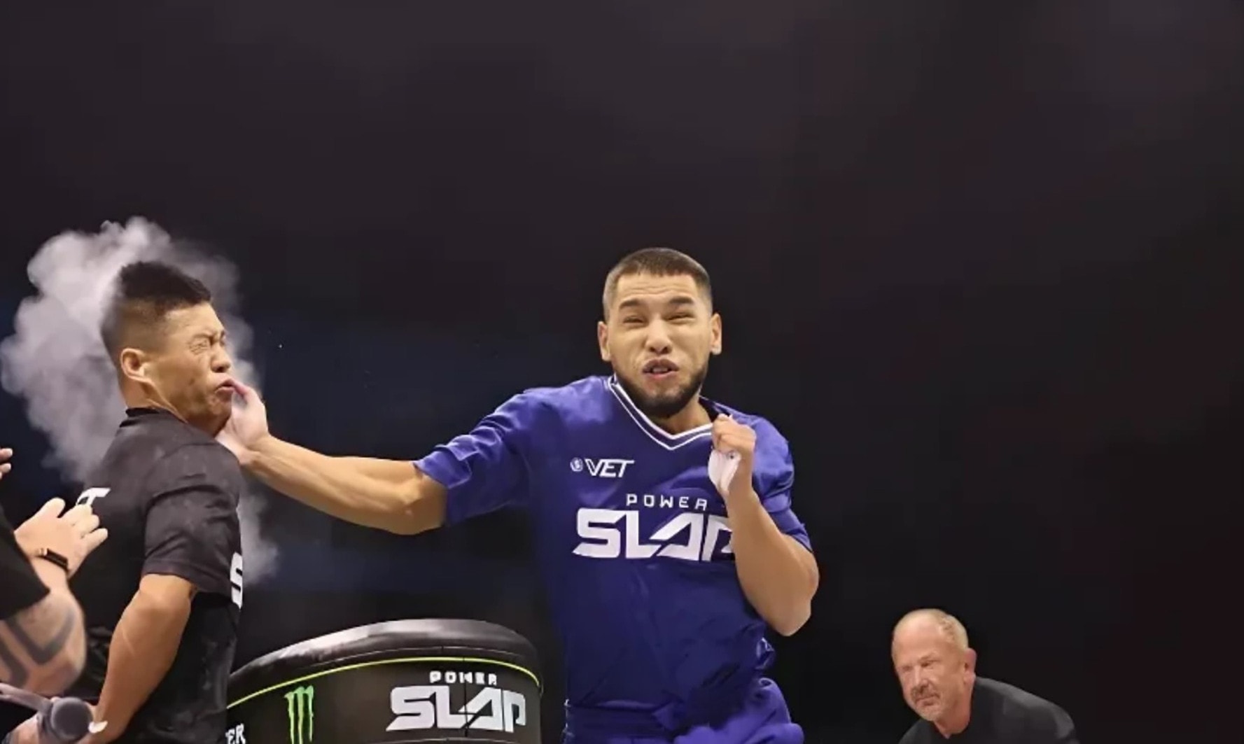 Mukhammed Amantayev đánh bại Triệu Hồng Cương ở giải PowerSlap