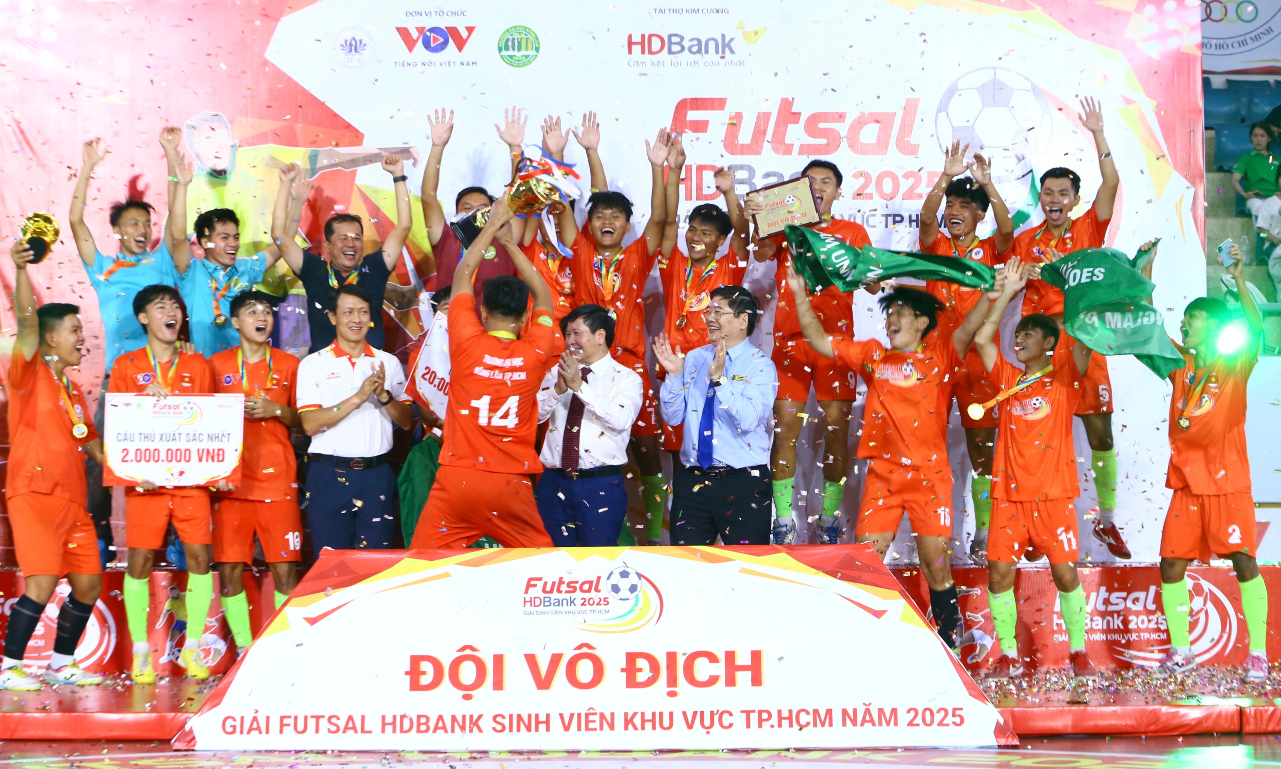 Trường Đại học Nông lâm nâng Cúp vô địch.