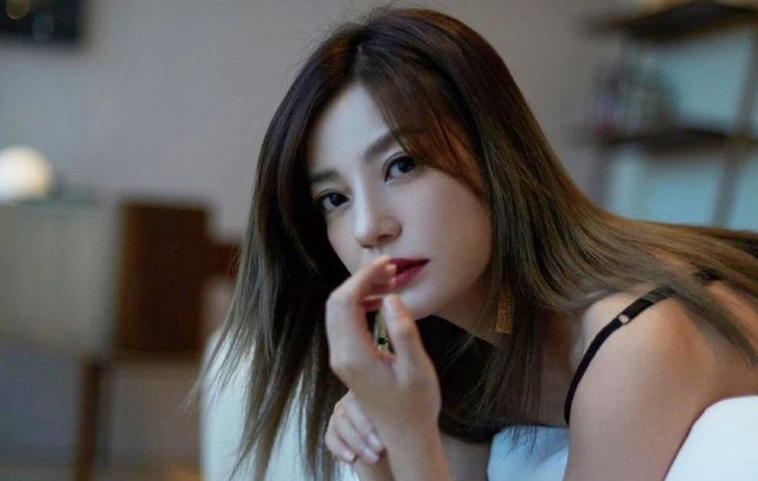 Triệu Vy ở ẩn nhiều năm qua vì vướng ồn ào.