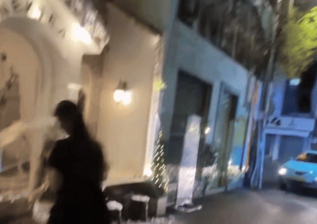 Bốn cô gái TPHCM chụp ảnh ở quán cà phê gây ồn, bị người dân tạt xô nước - 1 Bốn cô gái TPHCM chụp ảnh ở quán cà phê gây ồn, bị người dân tạt xô nước - 1