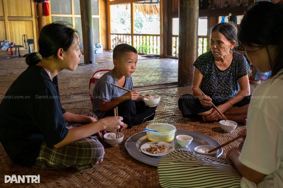 Bà nội gần 80 tuổi gồng gánh 3 cháu nhỏ mồ côi cha, mẹ bỏ đi - 4 Bà nội gần 80 tuổi gồng gánh 3 cháu nhỏ mồ côi cha, mẹ bỏ đi - 4