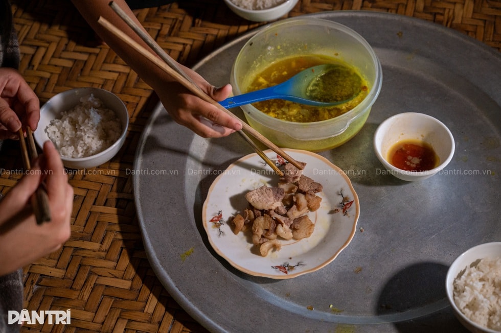 Bà nội gần 80 tuổi gồng gánh 3 cháu nhỏ mồ côi cha, mẹ bỏ đi - 5 Bà nội gần 80 tuổi gồng gánh 3 cháu nhỏ mồ côi cha, mẹ bỏ đi - 5