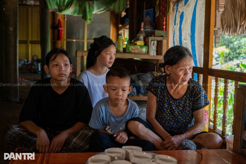 Bà nội gần 80 tuổi gồng gánh 3 cháu nhỏ mồ côi cha, mẹ bỏ đi - 2 Bà nội gần 80 tuổi gồng gánh 3 cháu nhỏ mồ côi cha, mẹ bỏ đi - 2