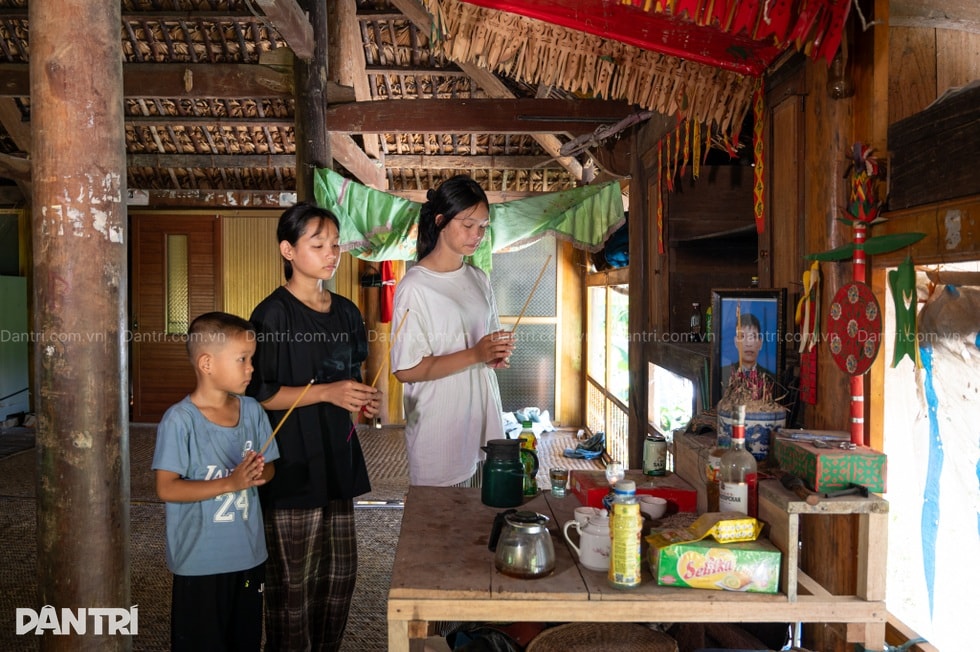 Bà nội gần 80 tuổi gồng gánh 3 cháu nhỏ mồ côi cha, mẹ bỏ đi - 3 Bà nội gần 80 tuổi gồng gánh 3 cháu nhỏ mồ côi cha, mẹ bỏ đi - 3