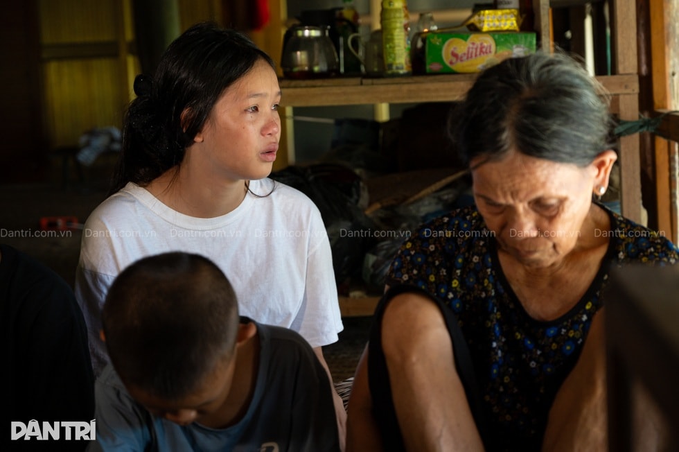 Bà nội gần 80 tuổi gồng gánh 3 cháu nhỏ mồ côi cha, mẹ bỏ đi - 7 Bà nội gần 80 tuổi gồng gánh 3 cháu nhỏ mồ côi cha, mẹ bỏ đi - 7