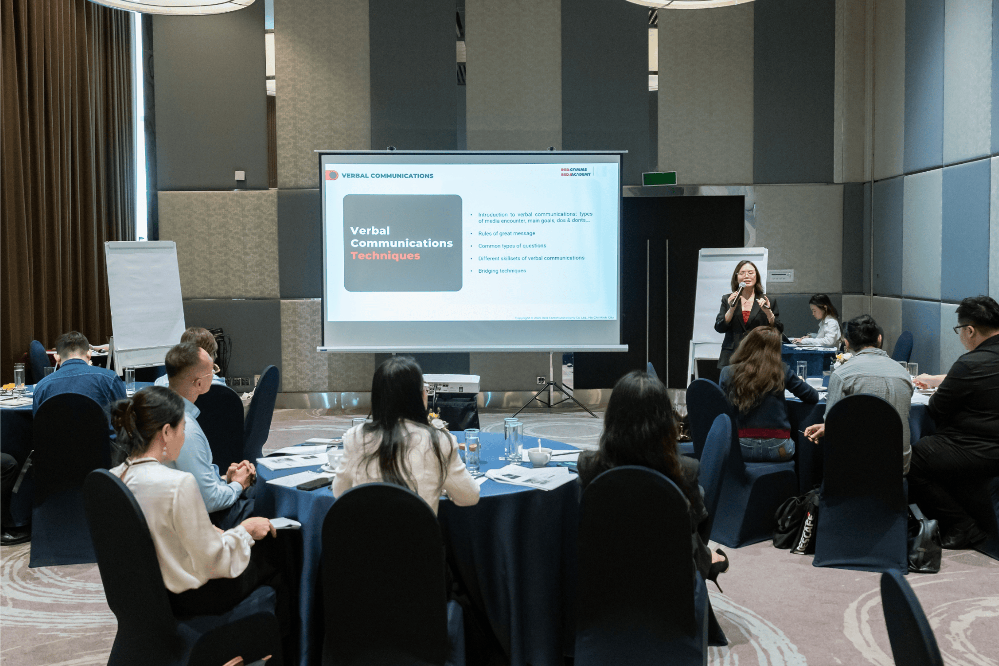 Hình giảng viên đang chia sẻ tại các buổi đào tạo của Red Academy