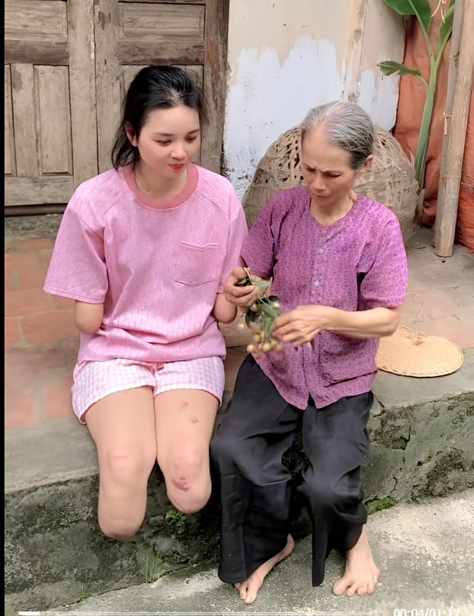 Trần Thị Nga được bà bón quả cho ăn, khi đã không còn tay, chân, tháng 6/2025. Ảnh cắt từ video