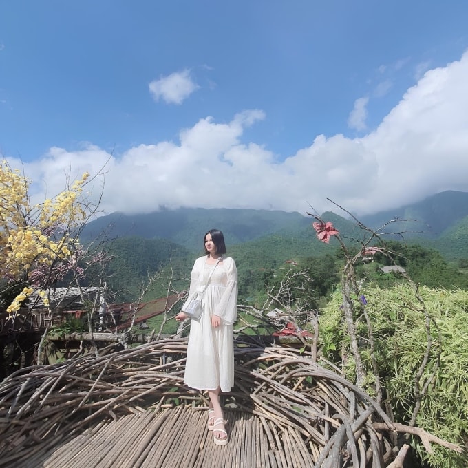 Trần Thị Nga trong chuyến du lịch năm 2023, khi còn khỏe mạnh. Ảnh nhân vật cung cấp