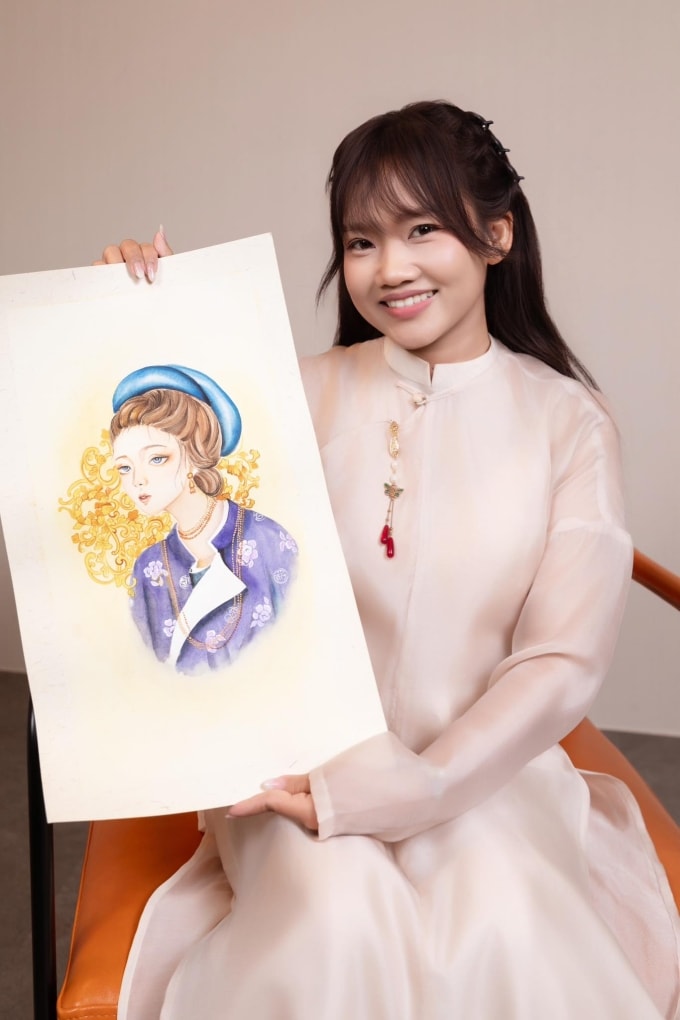 Thủy Tiên và bức vẽ lấy cảm hứng từ câu chuyện về mỹ nữ Thị Thừa trong cung chúa Nguyễn Phúc Tần. Ảnh: Nhân vật cung cấp