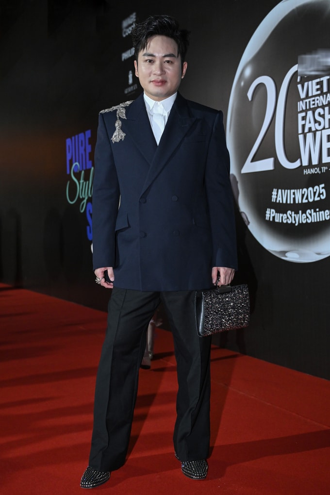 Tùng Dương trên thảm đỏ Tuần thời trang Quốc tế Việt Nam 2025. Ảnh: Giang Huy