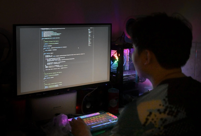 Tính chất công việc buộc Minh phải ngồi ít nhất 8 tiếng/ngày, thậm chí 10-12 tiếng và làm thêm tại nhà khi có dự án. Ảnh: Hoàng Minh