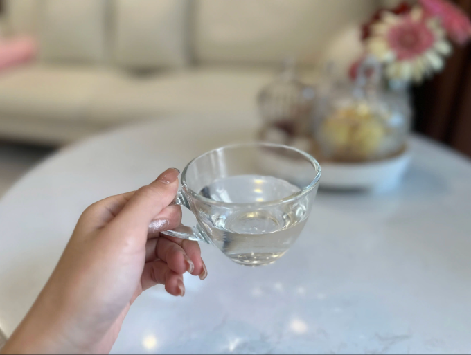 Hãy phân bổ các ngụm nước của bạn trong suốt cả ngày, uống hầu hết chất lỏng trước buổi tối và tuân theo quy tắc 2 giờ trước khi ngủ. Ảnh: Ngọc Phạm
