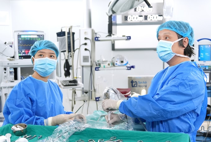 Bác sĩ Kỳ (phải) phẫu thuật cho người bệnh. Ảnh: Bệnh viện Đa khoa Tâm Anh