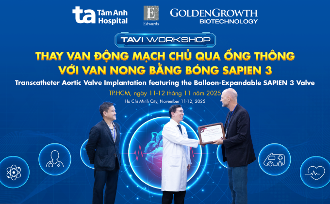 GS Markus Kasel, đại diện Edwards Lifesciences trao chứng nhận cho GS.TS.BS Võ Thành Nhân, Giám đốc Trung tâm Tim mạch Can thiệp, Bệnh viện Đa khoa Tâm Anh TP HCM.