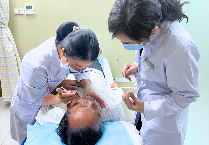 Bác sĩ tiêm botulinum toxin giúp thư giãn nhóm cơ co cứng ở người bệnh. Ảnh: Bệnh viện Đa khoa Tâm Anh