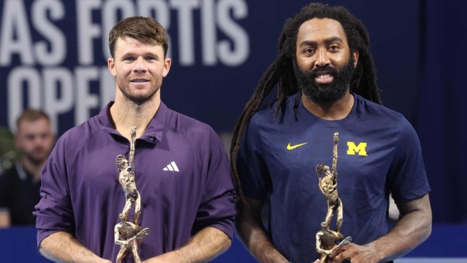 Harrison (trái) và King vô địch giải ATP tại Brussels, Bỉ hồi tháng 10/2025, thành tích giúp họ giành suất cuối dự ATP Finals. Ảnh: ATP