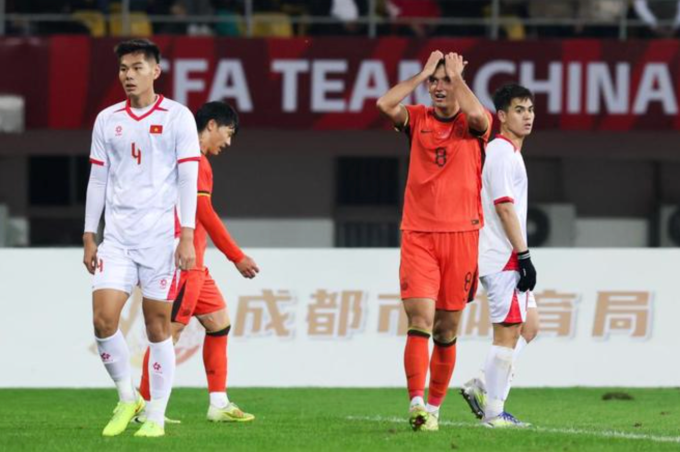Trung Quốc (áo đỏ) thua Việt Nam 0-1 ở lượt ra quân giải giao hữu U22 Panda Cup 2025, trên sân Shuangliu, Trung Quốc ngày 12/11/2025. Ảnh: CFA