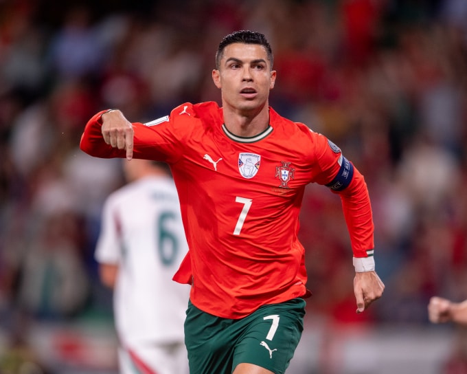 Ronaldo mừng sau khi ghi bàn vào lưới Hungary trong trận hòa 2-2 ở lượt bốn bảng F vòng loại World Cup 2026 trên sân Alvalade, Lisbon, Bồ Đào Nha ngày 14/10. Ảnh: Reuters