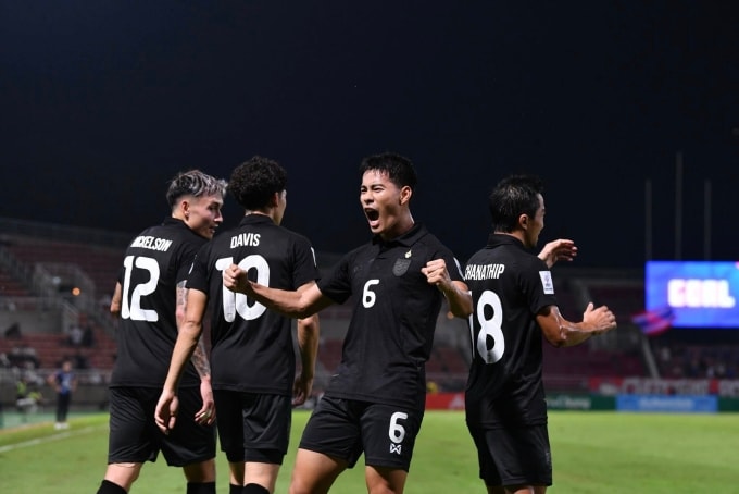Tiền vệ Thái Lan Sarach Yooyen (số 6) mừng bàn mở tỷ số ở phút 13 trong trận giao hữu thắng Singapore 3-2 trên sân Rajamangala, Thái Lan ngày 13/11/2025. Ảnh: ThailandNT