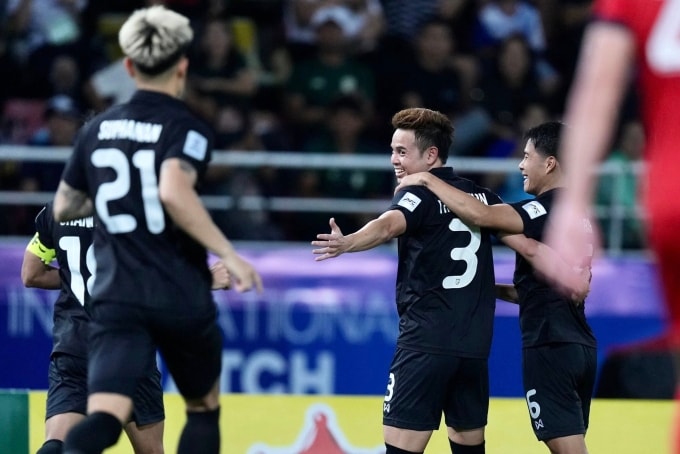 Tiền vệ Thái Lan Theerathon Bunmathan (số 3) mừng bàn nâng tỷ số lên 2-1 ở phút 47. Ảnh: ThailandNT