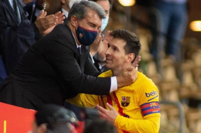 Laporta và Messi chia vui khi siêu sao Argentina giúp Barca giành Cup Nhà vua tháng 4/2021. Ảnh: EFE