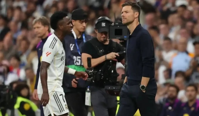 Alonso (phải) bị Vinicius phản ứng trong trận Real 2-1 Barca ở La Liga hôm 26/10. Ảnh: EFE