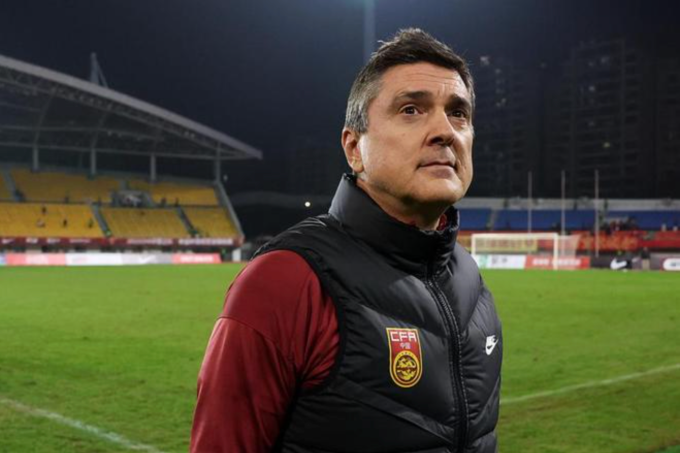 HLV Antonio Puche sau trận Trung Quốc thua Việt Nam 0-1 ở lượt ra quân giải giao hữu U22 Panda Cup 2025, trên sân Shuangliu, Trung Quốc ngày 12/11/2025. Ảnh: CFA