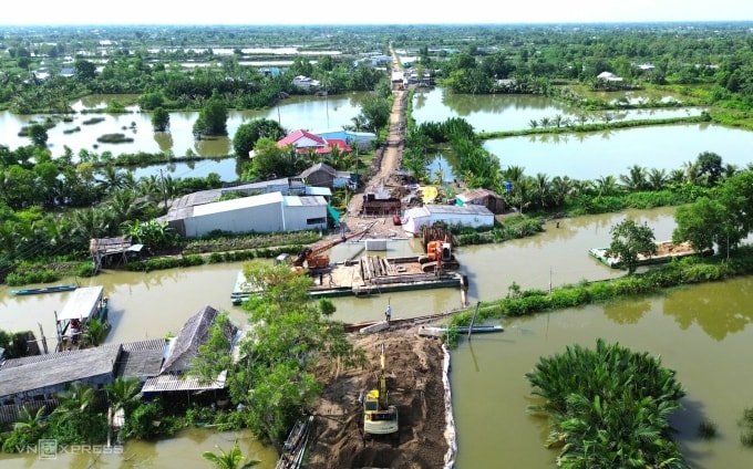 Tuyến đường từ trục chính Đông – Tây đến chợ Chà Là (xã Trần Phán) dài hơn 7 km. Ảnh: Chúc Ly