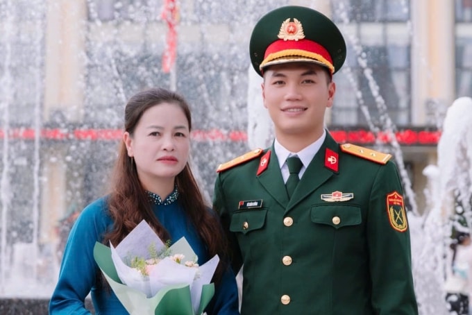 Cường và mẹ trong ngày tốt nghiệp, tháng 8/2025. Ảnh: Nhân vật cung cấp