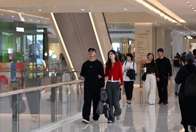 Mọi người đi dạo tại một trung tâm mua sắm ở Thiên Tân, Trung Quốc hồi tháng 10/2024. Ảnh: Xinhua