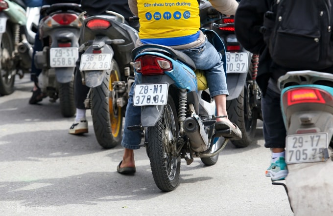 Rất nhiều tài xế xe ôm công nghệ có hành vi che biển số. Ảnh: Việt An