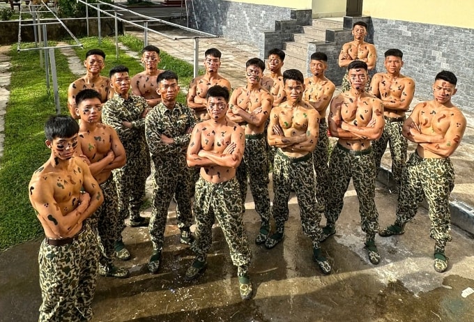 Cường (đứng hàng cuối, thứ ba từ trái sang) cùng đồng đội sau một buổi tập luyện. Ảnh: Nhân vật cung cấp