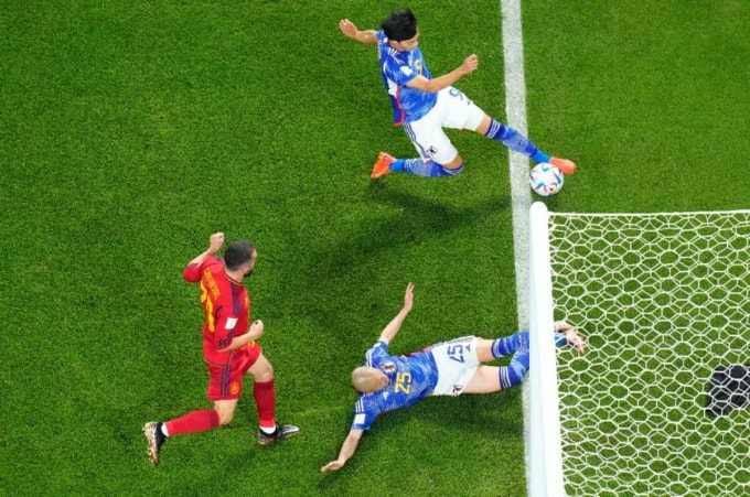 Tình huống bóng nhạy cảm ở trận Nhật Bản gặp Tây Ban Nha tại World Cup 2022 được xác định bóng trong sân nhờ công nghệ Hawk-Eye.
